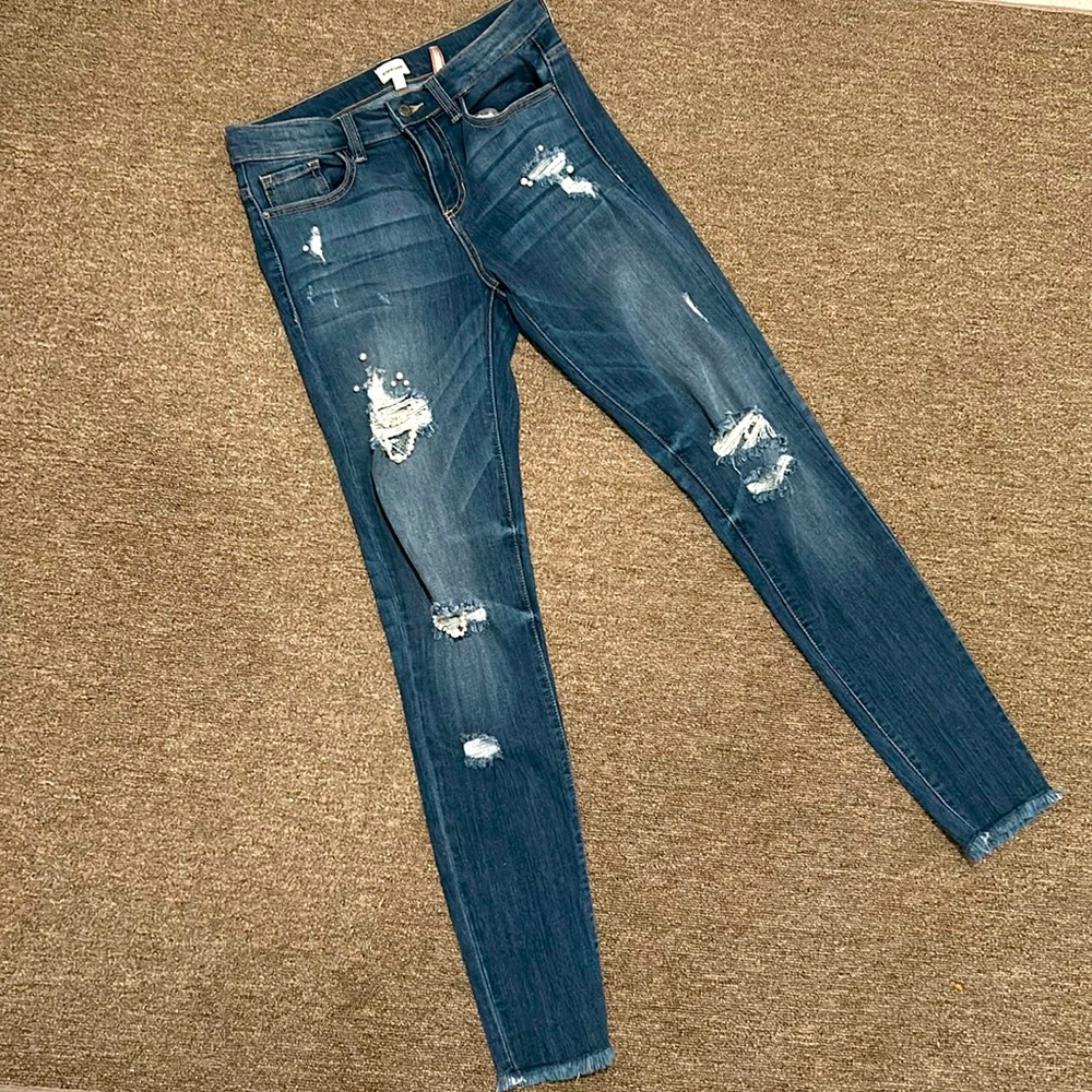 Mid rise Distressed Pearl Detail Skinny jeans with frayed hem